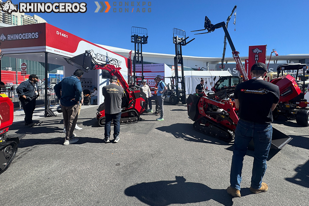 Messestand von Rhinoceros für Baumaschinen auf der CONEXPO CON AGG 2026 mit Baggern und Ladern