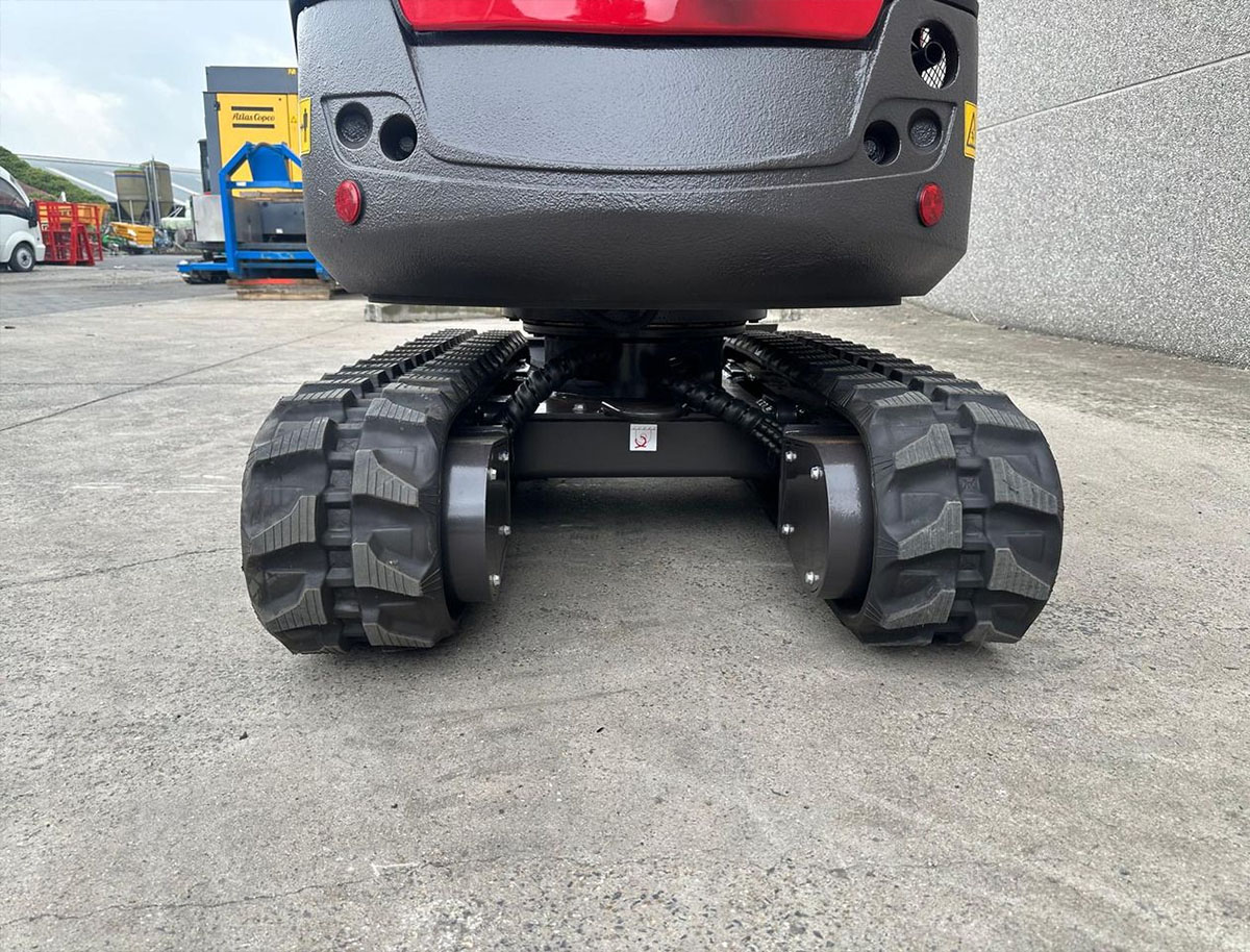 Rhinoceros XN18 Bagger mit einziehbaren Ketten.jpg